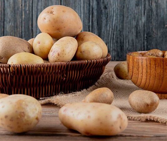 Dünya genelinde en çok tüketilen temel gıdalardan biri olan patates, hem ekonomik erişilebilirliği hem de çok yönlü kullanımıyla mutfakların vazgeçilmezleri arasında yer alıyor. Kökeni Güney Amerika’ya dayanan patates, yüzyıllar içinde Avrupa’dan Asya’ya, Afrika’dan Orta Doğu’ya kadar yayılarak küresel bir besin haline geldi. Bugün kızartmadan haşlamaya, pürelerden fırın yemeklerine kadar sayısız tarifte kullanılan patates, besin değeri ve doyuruculuğuyla da öne çıkıyor. Konulu bir haber görseli.