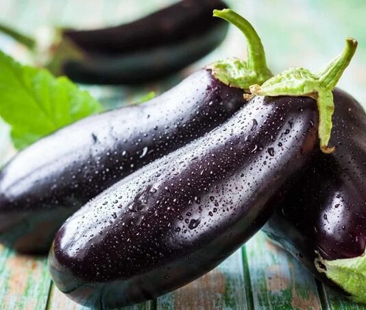 Akdeniz mutfağının vazgeçilmez sebzelerinden biri olan patlıcan, hem lezzeti hem de besin değerleriyle sofraların yıldızı haline gelmiştir. Mor rengi ve kendine has aromasıyla öne çıkan patlıcan, hem sıcak hem de soğuk yemeklerde geniş bir kullanım alanına sahiptir. Türkiye mutfağında özellikle zeytinyağlılar, kızartmalar ve dolmalar gibi çeşitli tariflerde kullanılan patlıcan, sağlıklı beslenme trendlerinin etkisiyle de yeniden değer kazanıyor. Tüm haber detayı için tıklayınız.