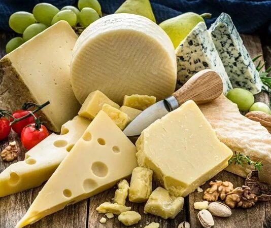 Peynir Sofraların Vazgeçilmez Lezzeti Olmayı Sürdürüyor Geleneksel mutfağın en köklü ürünlerinden biri olan peynir, hem besleyici değeri hem de zengin çeşitliliğiyle sofralardaki yerini korumaya devam ediyor. Yüzyıllardır farklı kültürlerde üretilen ve tüketilen peynir, modern beslenme anlayışıyla birlikte yeniden yükselişe geçmiş durumda. Artan sağlık bilinci, doğal ürünlere yönelim ve protein ağırlıklı diyet trendleri, peynir tüketimini son yıllarda belirgin biçimde artırdı. Konulu bir haber görseli.