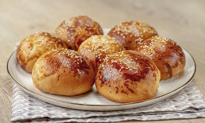 Poğaça ve Börekler Sofraların Vazgeçilmez Hamur İşi Geleneği vTürk mutfağının en güçlü ve en yaygın lezzet başlıklarından biri olan poğaça ve börekler, hem günlük beslenmede hem de özel gün sofralarında önemli bir yere sahip. Kahvaltıdan çay saatine, yolculuklardan kalabalık davetlere kadar geniş bir kullanım alanı bulunan bu hamur işleri, pratikliği ve doyuruculuğuyla öne çıkıyor. Yüzyıllar boyunca farklı coğrafyalarda şekillenen poğaça ve börek kültürü, bugün hâlâ canlılığını koruyor. Konulu bir haber görseli.