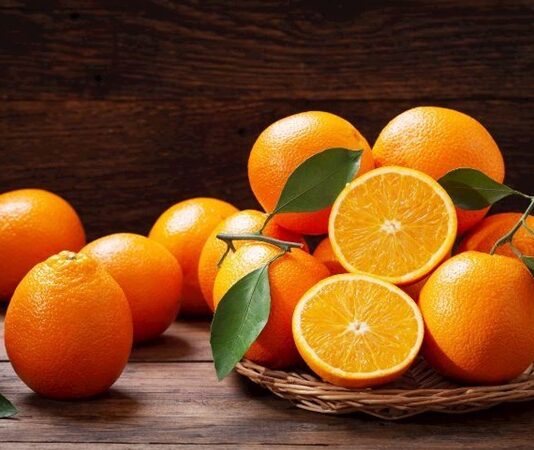 Akdeniz ikliminin en karakteristik meyvelerinden biri olan portakal, ferahlatıcı tadı ve besleyici yapısıyla yüzyıllardır insan yaşamının önemli bir parçası olmuştur. Parlak rengi ve kendine özgü aromasıyla dikkat çeken portakal, yalnızca bir meyve değil; aynı zamanda sağlık, tarım ve kültürle iç içe geçmiş güçlü bir değerdir. Günümüzde artan sağlıklı beslenme eğilimleriyle birlikte portakal tüketimi, hem geleneksel hem de modern sofralarda yeniden ön plana çıkmaktadır. Konulu bir haber görseli.