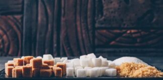 Günümüzde beslenme alışkanlıkları, hazır gıdaların yaygınlaşmasıyla birlikte ciddi bir değişim geçirdi. Özellikle rafine şekerin pek çok üründe gizli şekilde bulunması, bireylerin farkında olmadan yüksek miktarda şeker tüketmesine yol açıyor. Bu durum, hem fiziksel hem de zihinsel sağlık üzerinde olumsuz etkiler yaratabiliyor. Son yıllarda rafine şekerden kaçınma yaklaşımı, sağlıklı yaşam arayışında olan bireyler için önemli bir gündem maddesi haline gelmiş durumda. Konulu bir haber görseli.