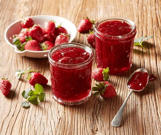 Türkiye’de kahvaltı sofralarının vazgeçilmez lezzetleri arasında yer alan reçel ve marmelatlar, sadece tatlı bir eşlikçi değil, aynı zamanda kültürel bir miras olarak da öne çıkar. Meyvenin doğallığını şekerle buluşturan bu ürünler, geçmişten bugüne ev yapımı geleneklerden modern üretim tekniklerine kadar uzanan geniş bir yelpazede hayatımızda yer alır. Günümüzde reçel ve marmelat tüketimi, hem lezzet hem de pratiklik arayan tüketiciler için önemli bir tercih haline gelmiştir. Konulu bir haber görseli.