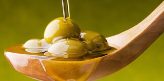 Günümüzde beslenme konusunda en çok tartışılan konulardan biri yağ tüketimi olmaya devam ediyor. Uzun yıllar boyunca yağlar, kilo alımının ve pek çok sağlık sorununun temel nedeni olarak görülürken, güncel bilimsel yaklaşımlar bu bakış açısını önemli ölçüde değiştirdi. Artık mesele yağ tüketip tüketmemek değil, hangi yağın ne kadar ve nasıl tüketildiği olarak değerlendiriliyor. Bu noktada sağlıklı yağ kullanımı, dengeli beslenmenin temel unsurlarından biri haline geliyor. Konulu bir haber görseli.