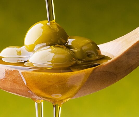 Günümüzde beslenme konusunda en çok tartışılan konulardan biri yağ tüketimi olmaya devam ediyor. Uzun yıllar boyunca yağlar, kilo alımının ve pek çok sağlık sorununun temel nedeni olarak görülürken, güncel bilimsel yaklaşımlar bu bakış açısını önemli ölçüde değiştirdi. Artık mesele yağ tüketip tüketmemek değil, hangi yağın ne kadar ve nasıl tüketildiği olarak değerlendiriliyor. Bu noktada sağlıklı yağ kullanımı, dengeli beslenmenin temel unsurlarından biri haline geliyor. Konulu bir haber görseli.