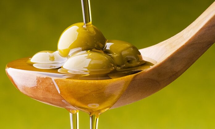 Günümüzde beslenme konusunda en çok tartışılan konulardan biri yağ tüketimi olmaya devam ediyor. Uzun yıllar boyunca yağlar, kilo alımının ve pek çok sağlık sorununun temel nedeni olarak görülürken, güncel bilimsel yaklaşımlar bu bakış açısını önemli ölçüde değiştirdi. Artık mesele yağ tüketip tüketmemek değil, hangi yağın ne kadar ve nasıl tüketildiği olarak değerlendiriliyor. Bu noktada sağlıklı yağ kullanımı, dengeli beslenmenin temel unsurlarından biri haline geliyor. Konulu bir haber görseli.