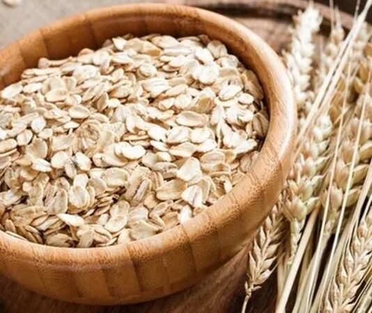 Son yıllarda sağlıklı beslenme trendlerinin yükselmesiyle birlikte yulaf, dünya genelinde en çok konuşulan tahıllardan biri haline geldi. Lif oranı yüksek, besin değeri zengin olan Yulaf, yalnızca sporcuların değil, dengeli beslenmek isteyen herkesin sofrasında daha fazla yer buluyor. Kahvaltılık gevreklerden unlu mamullere, bitkisel sütlerden fonksiyonel gıdalara kadar geniş bir kullanım alanına sahip olması, yulafı modern gıda endüstrisinin yıldız ürünlerinden biri yapıyor. Konulu bir haber görseli.