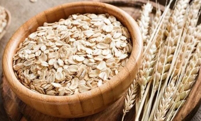 Son yıllarda sağlıklı beslenme trendlerinin yükselmesiyle birlikte yulaf, dünya genelinde en çok konuşulan tahıllardan biri haline geldi. Lif oranı yüksek, besin değeri zengin olan Yulaf, yalnızca sporcuların değil, dengeli beslenmek isteyen herkesin sofrasında daha fazla yer buluyor. Kahvaltılık gevreklerden unlu mamullere, bitkisel sütlerden fonksiyonel gıdalara kadar geniş bir kullanım alanına sahip olması, yulafı modern gıda endüstrisinin yıldız ürünlerinden biri yapıyor. Konulu bir haber görseli.