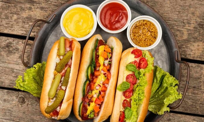 Günümüz beslenme alışkanlıklarında hız, pratiklik ve doyuruculuk ön plana çıkarken, bu ihtiyaca en net yanıt veren ürünlerin başında sandviç ekmeği geliyor. Evde, okulda, iş yerinde ya da dışarıda kolayca tüketilebilen sandviçler, doğru ekmek seçimiyle hem lezzetli hem de dengeli bir öğüne dönüşebiliyor. Bu nedenle sandviçin içeriği kadar kullanılan ekmek de büyük önem taşıyor. Konulu bir haber görseli.