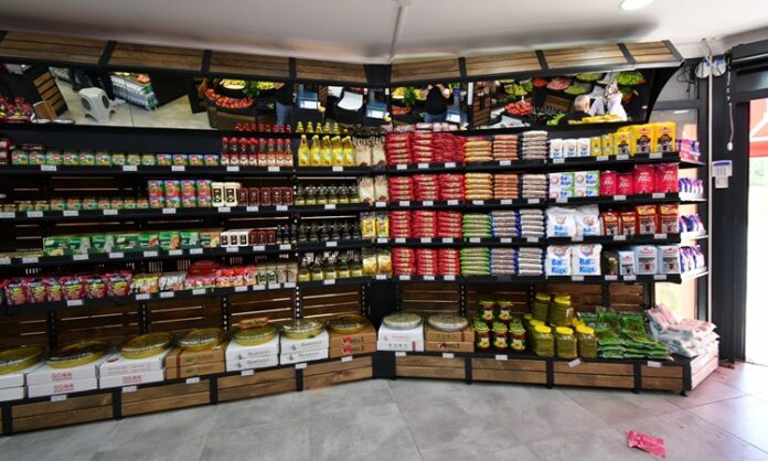 Şarküteri ürünleri, günlük beslenme alışkanlıklarının önemli bir parçası olarak uzun yıllardır sofralarda yer alıyor. Kahvaltıdan akşam yemeklerine, atıştırmalıktan özel davet sofralarına kadar geniş bir kullanım alanına sahip olan şarküteri ürünleri, pratikliği ve lezzeti bir arada sunmasıyla dikkat çekiyor. Geleneksel üretim anlayışıyla modern gıda teknolojisinin birleşmesi, bu ürünlerin çeşitliliğini her geçen gün artırıyor. Konulu bir haber görseli.