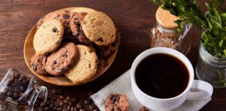 Günümüz şehir yaşamında insanlar yalnızca karın doyurmak için değil, keyif almak ve ruh hâllerini iyileştirmek için de mekân arayışına giriyor. Bu arayışın önemli karşılıklarından biri tatlı kafeler olarak öne çıkıyor. Pastalar, kekler, çikolatalı tatlılar ve geleneksel lezzetlerle donatılan bu mekânlar, şehir hayatının koşturmacası içinde küçük ama etkili molalar sunuyor. Tatlı kafeler, yalnızca lezzet değil; aynı zamanda estetik, atmosfer ve sosyal deneyim vaat ediyor. Konulu bir haber görseli.