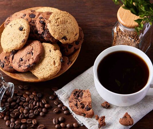 Günümüz şehir yaşamında insanlar yalnızca karın doyurmak için değil, keyif almak ve ruh hâllerini iyileştirmek için de mekân arayışına giriyor. Bu arayışın önemli karşılıklarından biri tatlı kafeler olarak öne çıkıyor. Pastalar, kekler, çikolatalı tatlılar ve geleneksel lezzetlerle donatılan bu mekânlar, şehir hayatının koşturmacası içinde küçük ama etkili molalar sunuyor. Tatlı kafeler, yalnızca lezzet değil; aynı zamanda estetik, atmosfer ve sosyal deneyim vaat ediyor. Konulu bir haber görseli.