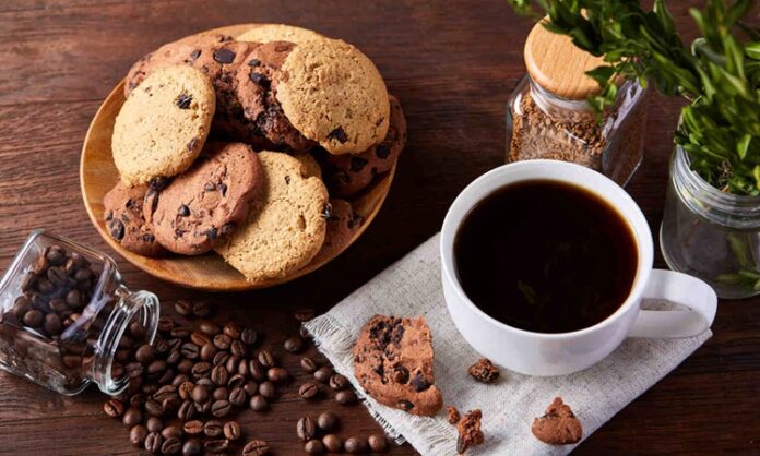 Günümüz şehir yaşamında insanlar yalnızca karın doyurmak için değil, keyif almak ve ruh hâllerini iyileştirmek için de mekân arayışına giriyor. Bu arayışın önemli karşılıklarından biri tatlı kafeler olarak öne çıkıyor. Pastalar, kekler, çikolatalı tatlılar ve geleneksel lezzetlerle donatılan bu mekânlar, şehir hayatının koşturmacası içinde küçük ama etkili molalar sunuyor. Tatlı kafeler, yalnızca lezzet değil; aynı zamanda estetik, atmosfer ve sosyal deneyim vaat ediyor. Konulu bir haber görseli.