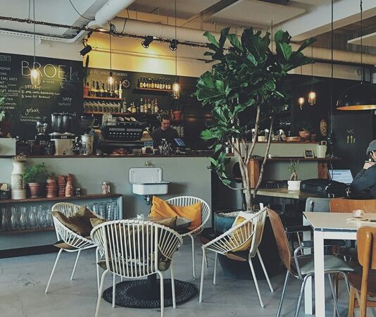 Günümüz şehir yaşamında kafeler, yalnızca bir şeyler içip vakit geçirilen mekânlar olmaktan çok daha fazlasını ifade ediyor. Sosyalleşmenin, çalışmanın, dinlenmenin ve hatta üretmenin merkezlerinden biri hâline gelen kafeler, modern yaşam kültürünün önemli bir parçası olarak öne çıkıyor. Farklı konseptleri, sundukları atmosfer ve menü çeşitliliğiyle her yaştan ve her zevkten insanın hayatında kendine yer buluyor. Konulu bir haber görseli.