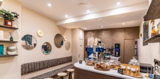 Kahve dükkanları, modern şehir yaşamının en güçlü sosyal alanlarından biri olarak öne çıkıyor. Günün erken saatlerinden geç vakitlere kadar açık olan bu mekânlar, yalnızca kahve tüketilen yerler olmanın çok ötesine geçmiş durumda. Kahve dükkanları, bireylerin çalıştığı, sosyalleştiği, dinlendiği ve hatta kendine zaman ayırdığı alanlar hâline gelerek şehir kültürünün merkezinde konumlanıyor. Konulu bir haber görseli.