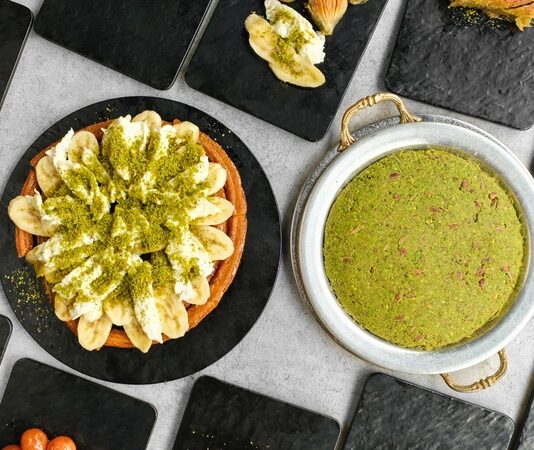 Günümüz şehir yaşamında tatlıcılar, yalnızca şekerli lezzetlerin satıldığı mekânlar olmaktan çıkarak sosyal hayatın önemli duraklarından biri hâline gelmiştir. Geleneksel tatlılardan modern sunumlara kadar geniş bir yelpazeye sahip olan tatlıcılar, hem nostalji arayanlara hem de yeni tatlar keşfetmek isteyenlere hitap eder. Bu yönüyle tatlıcılar, gastronomi kültürünün canlı ve sürekli dönüşen bir parçası olarak öne çıkar. Konulu bir haber görseli.