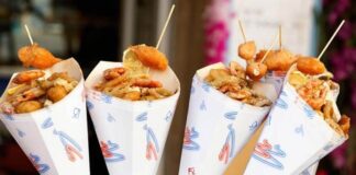 Sokak yemekleri standları, şehir yaşamının en canlı ve en erişilebilir gastronomi alanlarından biri olarak kabul ediliyor. Günün her saatinde farklı kesimlerden insanları bir araya getiren bu alanlar, yalnızca hızlı ve uygun fiyatlı yiyecekler sunmakla kalmıyor, aynı zamanda kentin kültürel dokusunu da yansıtıyor. Sokak yemekleri, geçmişten bugüne hem ekonomik hem de sosyal yönleriyle önemli bir yer tutarken, günümüzde gastronomi turizminin de vazgeçilmez parçalarından biri hâline gelmiş durumda. Konulu bir haber görseli.