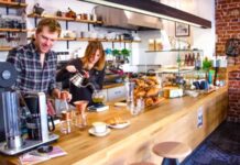 Büyük zincirlerin standartlaşmış atmosferine karşılık daha sıcak, daha kişisel ve özgün bir deneyim sunan butik kafeler, son yıllarda şehir yaşamının vazgeçilmez durakları arasında yer alıyor. Bu mekânlar, yalnızca kahve içilen alanlar değil; aynı zamanda sakinlik arayanların, çalışmak isteyenlerin ve sosyalleşmeyi daha samimi bir ortamda tercih edenlerin buluşma noktası hâline geliyor. Özellikle şehir temposundan uzaklaşmak isteyenler için butik kafeler, nefes alınabilecek küçük ama etkili alanlar sunuyor. Konulu bir haber görseli.