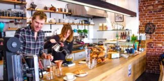 Büyük zincirlerin standartlaşmış atmosferine karşılık daha sıcak, daha kişisel ve özgün bir deneyim sunan butik kafeler, son yıllarda şehir yaşamının vazgeçilmez durakları arasında yer alıyor. Bu mekânlar, yalnızca kahve içilen alanlar değil; aynı zamanda sakinlik arayanların, çalışmak isteyenlerin ve sosyalleşmeyi daha samimi bir ortamda tercih edenlerin buluşma noktası hâline geliyor. Özellikle şehir temposundan uzaklaşmak isteyenler için butik kafeler, nefes alınabilecek küçük ama etkili alanlar sunuyor. Konulu bir haber görseli.