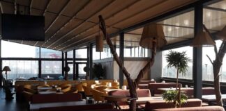 Şehir hayatının hızla akıp gittiği günümüzde insanlar, kalabalıktan uzaklaşabilecekleri ama şehirle bağlarını da koparmayacakları mekânlara yöneliyor. Bu noktada teras kafeler, hem manzara hem de atmosfer açısından sundukları avantajlarla dikkat çekiyor. Yüksek bir noktadan şehri izlerken kahve içmek ya da gün batımını izlemek, modern şehir kültürünün önemli bir parçası hâline gelmiş durumda. Özellikle büyük şehirlerde, beton yoğunluğunun artmasıyla birlikte teraslara olan ilgi her geçen gün daha da artıyor. Konulu bir haber görseli.