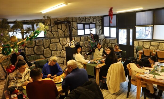 Sanat kafeleri, modern şehir yaşamında estetikle gündelik hayatı buluşturan özel mekânlar olarak öne çıkıyor. Kahve kokusunun tuval boyalarıyla, müziğin sergi duvarlarıyla, sohbetin yaratıcılıkla iç içe geçtiği sanat kafeleri, sadece vakit geçirilen yerler değil; aynı zamanda üretimin, paylaşımın ve düşünsel etkileşimin merkezleri hâline geliyor. Bu mekânlar, sanatı ulaşılmaz bir alan olmaktan çıkararak gündelik hayatın doğal bir parçası hâline getiriyor. Konulu bir haber görseli.