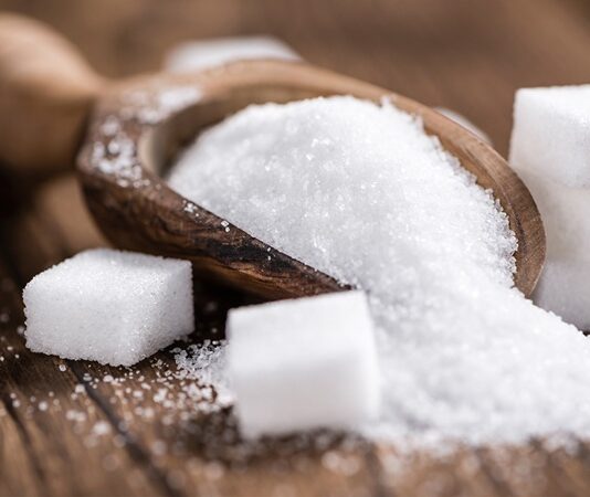 Günlük beslenme alışkanlıkları, bireyin uzun vadeli sağlığını doğrudan etkileyen temel unsurlar arasında yer alır. Bu alışkanlıkların merkezinde ise şeker ve tuz tüketiminde denge konusu bulunur. Modern yaşamda hazır gıdaların yaygınlaşmasıyla birlikte, farkında olmadan yüksek miktarda şeker ve tuz tüketimi oldukça yaygın hale gelmiştir. Bu durum, beslenme düzeninin dengesini bozabilecek önemli bir faktör olarak öne çıkar. Konulu bir haber görseli