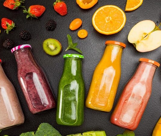 Şekersiz meyve suları, son yıllarda sağlıklı beslenme anlayışının yaygınlaşmasıyla birlikte tüketicilerin ilgisini giderek daha fazla çekiyor. Geleneksel meyve sularında bulunan ilave şekerler, birçok kişi için artık sorgulanan bir unsur haline gelirken, şekersiz meyve suları doğal içeriğiyle öne çıkan bir alternatif olarak görülüyor. Meyvenin kendi şekerinden gelen tat ile hazırlanan bu içecekler, hem ferahlatıcı hem de daha dengeli bir tüketim sunuyor. Konulu bir haber görseli.