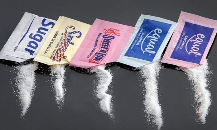 Günümüzde beslenme alışkanlıkları hızla değişirken, rafine şeker tüketimine yönelik farkındalık da aynı oranda artmaktadır. Özellikle sağlıklı yaşam arayışında olan bireyler, tatlı ihtiyacını karşılamak için farklı seçeneklere yönelmektedir. Bu noktada şekersiz tatlandırıcılar, hem lezzetten ödün vermek istemeyen hem de daha dengeli bir beslenme düzeni kurmayı hedefleyenler için önemli bir alternatif hâline gelmiştir. Geleneksel şekerin yoğun kullanımıyla ilişkilendirilen olumsuz algı, tatlandırıcı pazarının gelişmesini hızlandırmıştır. Konulu bir haber görseli.