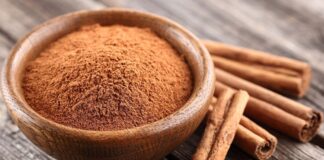 Tarçın, kendine özgü kokusu ve hafif yakıcı tadıyla yüzyıllardır hayatın içinde yer alan en dikkat çekici baharatlardan biridir. Hem tatlı hem de tuzlu tariflerde kullanılan tarçın, yalnızca bir lezzet unsuru değil, aynı zamanda kültürel ve tarihsel bir simge olarak da kabul edilir. Küçük bir çubuk ya da toz hâliyle bile bulunduğu ortama güçlü bir karakter kazandıran tarçın, mutfaklarda fark edilir bir iz bırakır. Konulu bir haber görseli.