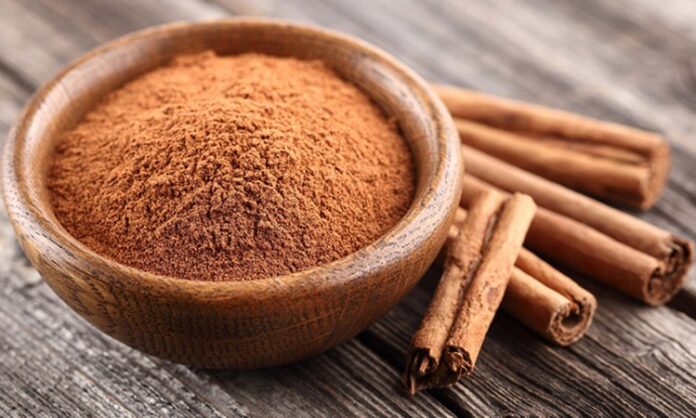 Tarçın, kendine özgü kokusu ve hafif yakıcı tadıyla yüzyıllardır hayatın içinde yer alan en dikkat çekici baharatlardan biridir. Hem tatlı hem de tuzlu tariflerde kullanılan tarçın, yalnızca bir lezzet unsuru değil, aynı zamanda kültürel ve tarihsel bir simge olarak da kabul edilir. Küçük bir çubuk ya da toz hâliyle bile bulunduğu ortama güçlü bir karakter kazandıran tarçın, mutfaklarda fark edilir bir iz bırakır. Konulu bir haber görseli.