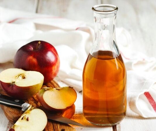 Geleneksel mutfak kültürünün vazgeçilmez ürünlerinden biri olan sirke, günümüzde yalnızca bir tatlandırıcı değil, aynı zamanda farklı kullanım alanlarıyla öne çıkan çok yönlü bir gıda ürünü olarak dikkat çekiyor. Geçmişten bugüne ev yapımı yöntemlerle üretilen sirke çeşitleri, modern üretim teknikleriyle birlikte daha geniş kitlelere ulaşıyor. Bu durum, sirke çeşitleri konusunda hem merakı hem de çeşitliliği artırıyor. Konulu bir haber görseli.