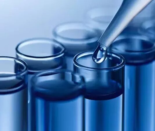 Sıvı alımının dengelenmesi, sağlıklı bir yaşam sürdürmenin en temel ama çoğu zaman göz ardı edilen unsurlarından biri olarak öne çıkıyor. Günlük hayatın yoğun temposu içinde insanlar ne kadar sıvı tükettiklerini fark etmeden günü tamamlayabiliyor. Oysa vücudun büyük bir kısmı sudan oluşur ve bu dengenin korunması, genel yaşam kalitesini doğrudan etkiler. Bu nedenle sıvı alımının dengelenmesi, yalnızca susuzluk hissini gidermekten çok daha fazlasını ifade eder. Konulu bir haber görseli.