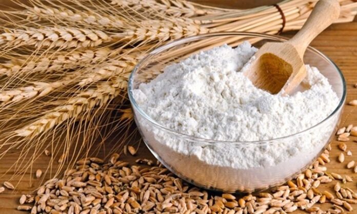 Un, insanlık tarihinin en eski ve en temel gıda maddelerinden biri olarak sofralardaki yerini korumaya devam ediyor. Tahılların öğütülmesiyle elde edilen un, yalnızca ekmek ve hamur işlerinin ana malzemesi olmakla kalmıyor, aynı zamanda kültürlerin, geleneklerin ve mutfak alışkanlıklarının da merkezinde yer alıyor. Günlük yaşamda fark edilmeden tüketilen bu temel ürün, aslında çok katmanlı bir geçmişe ve geniş bir kullanım alanına sahip. Konulu bir haber görseli.