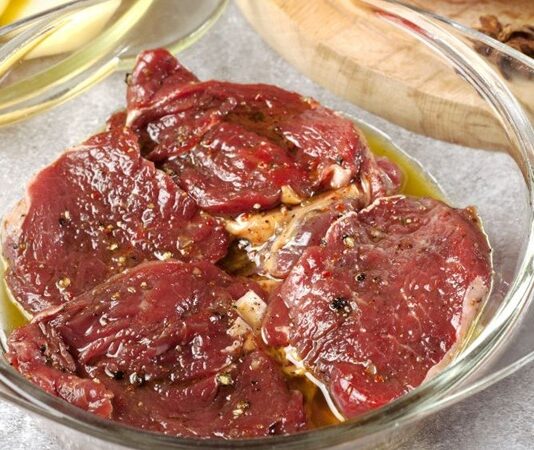 Günümüz mutfak kültüründe yemeklerin yalnızca ana malzemelerle değil, onları tamamlayan unsurlarla da anlam kazandığı görülüyor. Bu noktada sos ve marineler, lezzetin gizli mimarları olarak öne çıkıyor. Et, tavuk, balık ve sebze yemeklerinden salatalara kadar geniş bir kullanım alanına sahip olan soslar ve marineler, tariflerin karakterini belirleyen en önemli unsurlar arasında yer alıyor. Hem geleneksel mutfaklarda hem de modern tariflerde vazgeçilmez hale gelen bu ürünler, sofralara zenginlik katıyor. Konulu bir haber görseli.