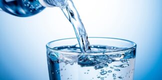 Günlük yaşam temposunun hızlanmasıyla birlikte beslenme ve yaşam alışkanlıkları da yeniden şekilleniyor. Bu süreçte çoğu zaman göz ardı edilen ancak hayati öneme sahip unsurlardan biri su tüketimini artırma konusu oluyor. Vücudun büyük bir bölümünü oluşturan su, yalnızca susuzluğu gidermekle kalmıyor, aynı zamanda birçok temel vücut fonksiyonunun düzenli şekilde işlemesine katkı sağlıyor. Bu nedenle yeterli ve düzenli su tüketimi, sağlıklı yaşam anlayışının temel taşları arasında yer alıyor. Konulu bir haber görseli.