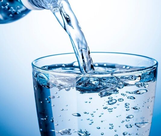 Günlük yaşam temposunun hızlanmasıyla birlikte beslenme ve yaşam alışkanlıkları da yeniden şekilleniyor. Bu süreçte çoğu zaman göz ardı edilen ancak hayati öneme sahip unsurlardan biri su tüketimini artırma konusu oluyor. Vücudun büyük bir bölümünü oluşturan su, yalnızca susuzluğu gidermekle kalmıyor, aynı zamanda birçok temel vücut fonksiyonunun düzenli şekilde işlemesine katkı sağlıyor. Bu nedenle yeterli ve düzenli su tüketimi, sağlıklı yaşam anlayışının temel taşları arasında yer alıyor. Konulu bir haber görseli.