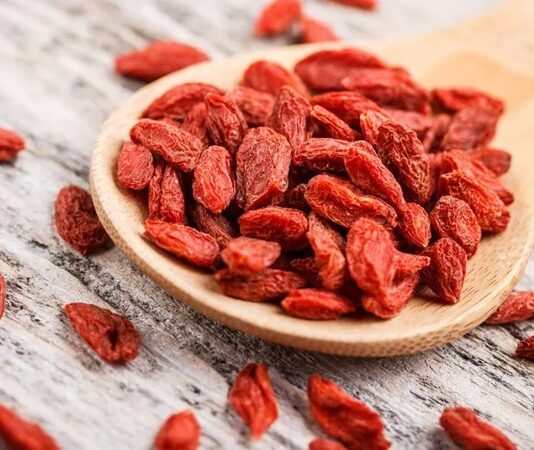 Son yıllarda sağlıklı yaşam ve dengeli beslenme kavramları giderek daha fazla önem kazanırken, bu alanda öne çıkan besin gruplarından biri de süper gıdalar olmuştur. Özellikle süper gıdalar olarak adlandırılan ve besin değeri yüksek yapılarıyla dikkat çeken ürünler, modern beslenme alışkanlıklarının önemli bir parçası hâline gelmiştir. Bu grupta yer alan goji ve acai gibi meyveler, hem geleneksel kullanımları hem de günümüzdeki popülerlikleriyle dikkat çekmektedir. Konulu bir haber görseli.