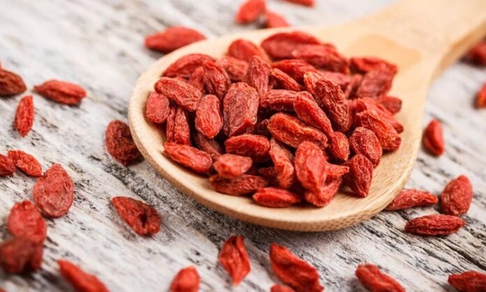 Son yıllarda sağlıklı yaşam ve dengeli beslenme kavramları giderek daha fazla önem kazanırken, bu alanda öne çıkan besin gruplarından biri de süper gıdalar olmuştur. Özellikle süper gıdalar olarak adlandırılan ve besin değeri yüksek yapılarıyla dikkat çeken ürünler, modern beslenme alışkanlıklarının önemli bir parçası hâline gelmiştir. Bu grupta yer alan goji ve acai gibi meyveler, hem geleneksel kullanımları hem de günümüzdeki popülerlikleriyle dikkat çekmektedir. Konulu bir haber görseli.