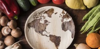 Dünyada artan nüfus, iklim değişikliği ve doğal kaynakların hızla tükenmesi, beslenme alışkanlıklarının yeniden düşünülmesini zorunlu hâle getirmiştir. Bu noktada sürdürülebilir beslenme, hem bireysel sağlık hem de çevresel denge açısından dikkat çeken bir kavram olarak öne çıkmaktadır. Günlük hayatta yapılan gıda tercihleri, yalnızca kişisel sağlığı değil, aynı zamanda tarım sistemlerini, su kaynaklarını ve ekosistemi doğrudan etkilemektedir. Konulu bir haber görseli.