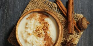 Türk mutfağının en köklü ve sevilen alanlarından biri olan süt bazlı tatlılar, hafif yapıları ve doyurucu aromalarıyla her dönemde sofralarda kendine yer bulmuştur. Günlük yaşamda ev yapımı tariflerden restoran menülerine kadar geniş bir kullanım alanına sahip olan bu tatlılar, özellikle dengeli tatlı tüketimi arayanlar için öne çıkmaktadır. Süt, bu tatlıların ana bileşeni olarak hem lezzet hem de besleyicilik açısından belirleyici bir rol üstlenir. Konulu bir haber görseli.