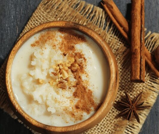 Türk mutfağının en köklü ve sevilen alanlarından biri olan süt bazlı tatlılar, hafif yapıları ve doyurucu aromalarıyla her dönemde sofralarda kendine yer bulmuştur. Günlük yaşamda ev yapımı tariflerden restoran menülerine kadar geniş bir kullanım alanına sahip olan bu tatlılar, özellikle dengeli tatlı tüketimi arayanlar için öne çıkmaktadır. Süt, bu tatlıların ana bileşeni olarak hem lezzet hem de besleyicilik açısından belirleyici bir rol üstlenir. Konulu bir haber görseli.
