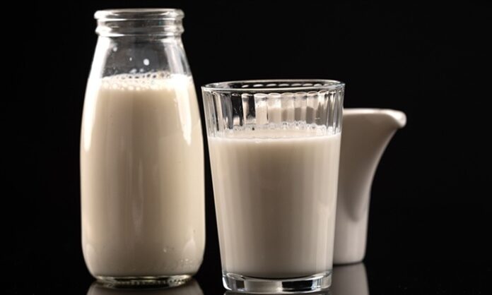 Günlük beslenme alışkanlıklarının vazgeçilmez unsurlarından biri olan süt, hem çocukların gelişimi hem de yetişkinlerin sağlıklı yaşamı için büyük önem taşıyor. Yüzyıllardır sofralarda yer alan bu doğal içecek, içerdiği vitamin ve mineraller sayesinde dengeli beslenmenin temel yapı taşları arasında kabul ediliyor. Son yıllarda artan sağlık bilinciyle birlikte süt tüketimi yeniden yükselişe geçmiş durumda. Konulu bir haber görseli