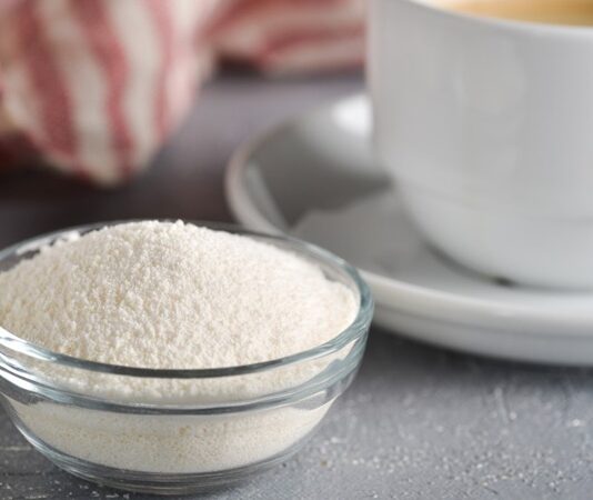 Günümüzde gıda sektöründe dayanıklılık, uzun raf ömrü ve pratik kullanım gibi unsurlar her zamankinden daha fazla önem kazanıyor. Bu noktada süt tozu ve konsantre süt ürünleri, hem endüstriyel üretimde hem de bireysel tüketimde önemli bir yer tutuyor. Taze süte alternatif olarak geliştirilen bu ürünler, besin değerini büyük ölçüde koruması ve taşımada sağladığı avantajlarla dikkat çekiyor. Konulu bir haber görseli.