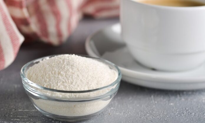 Günümüzde gıda sektöründe dayanıklılık, uzun raf ömrü ve pratik kullanım gibi unsurlar her zamankinden daha fazla önem kazanıyor. Bu noktada süt tozu ve konsantre süt ürünleri, hem endüstriyel üretimde hem de bireysel tüketimde önemli bir yer tutuyor. Taze süte alternatif olarak geliştirilen bu ürünler, besin değerini büyük ölçüde koruması ve taşımada sağladığı avantajlarla dikkat çekiyor. Konulu bir haber görseli.