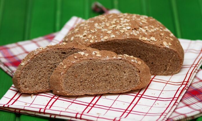 Son yıllarda beslenme alışkanlıklarında yaşanan değişimle birlikte, sofralarda daha doğal ve besleyici ürünlere yönelim dikkat çekiyor. Bu dönüşümün merkezinde yer alan ürünlerden biri de tam buğday ekmeği oluyor. Rafine edilmiş beyaz ekmeğe alternatif olarak tercih edilen bu ekmek türü, içerdiği lif, vitamin ve mineraller sayesinde sağlıklı yaşam arayışında olan bireylerin öncelikleri arasına girmiş durumda. Konulu bir haber görseli.