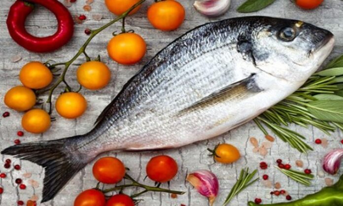 Taze balık pazarı, deniz ürünlerinin en doğal ve en hızlı şekilde tüketiciyle buluştuğu önemli ticaret alanlarından biri olarak öne çıkıyor. Sabahın erken saatlerinden itibaren hareketlenen taze balık pazarı, hem balıkçılar hem de tüketiciler için büyük bir canlılık barındırıyor. Denizden çıkan ürünlerin kısa sürede tezgâhlara ulaşması, balığın lezzeti ve besin değerinin korunması açısından büyük önem taşıyor. Konulu bir haber görseli.