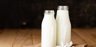 Taze süt, hem beslenme kültürünün hem de yerel ekonominin en temel yapı taşlarından biri olmaya devam ediyor. Son yıllarda doğal ürünlere olan ilginin artmasıyla birlikte taze süt tüketimi yeniden yükselişe geçti. Market raflarında uzun ömürlü ürünler yaygın olsa da, doğrudan üreticiden temin edilen sütler lezzeti, besin değeri ve güven ilişkisiyle öne çıkıyor. Özellikle büyük şehirlerde kurulan üretici pazarları ve kooperatif satış noktaları, tüketiciyle çiftçi arasındaki mesafeyi kısaltıyor. Konulu bir haber görseli.