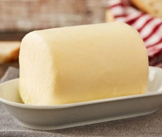 Geleneksel mutfağın en köklü ürünlerinden biri olan tereyağı, son yıllarda yeniden değer kazanan doğal gıdalar arasında yer alıyor. Uzun bir dönem margarin ve bitkisel yağların gölgesinde kalan tereyağı, artan sağlıklı beslenme bilinciyle birlikte mutfaklara güçlü bir dönüş yaptı. Özellikle katkısız ve doğal ürünlere yönelen tüketiciler, yeniden tereyağının eşsiz aromasını ve besleyici özelliklerini keşfediyor. Konulu bir haber görseli.