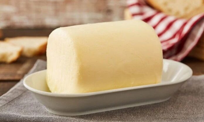 Geleneksel mutfağın en köklü ürünlerinden biri olan tereyağı, son yıllarda yeniden değer kazanan doğal gıdalar arasında yer alıyor. Uzun bir dönem margarin ve bitkisel yağların gölgesinde kalan tereyağı, artan sağlıklı beslenme bilinciyle birlikte mutfaklara güçlü bir dönüş yaptı. Özellikle katkısız ve doğal ürünlere yönelen tüketiciler, yeniden tereyağının eşsiz aromasını ve besleyici özelliklerini keşfediyor. Konulu bir haber görseli.