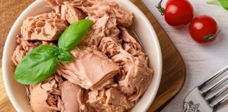 Deniz ürünleri denildiğinde akla ilk gelen türlerden biri olan ton balığı, hem lezzeti hem de besin değeriyle dünya genelinde büyük ilgi görüyor. Son yıllarda sağlıklı beslenme trendlerinin yükselmesiyle birlikte ton balığı tüketimi de ciddi oranda artmış durumda. Market raflarında konserve formuyla sıkça karşımıza çıkan bu değerli deniz ürünü, aynı zamanda restoran menülerinde de farklı pişirme teknikleriyle sunuluyor. Konulu bir haber görseli.